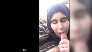 مصرية محجبة شرموطة بتمص زب حبيبها وتبوسه في الشارع