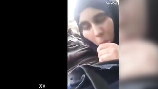 مصرية محجبة شرموطة بتمص زب حبيبها وتبوسه في الشارع