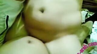 سكس مصري شرموطة هايجه بتمص الزب بعنف وتركبه